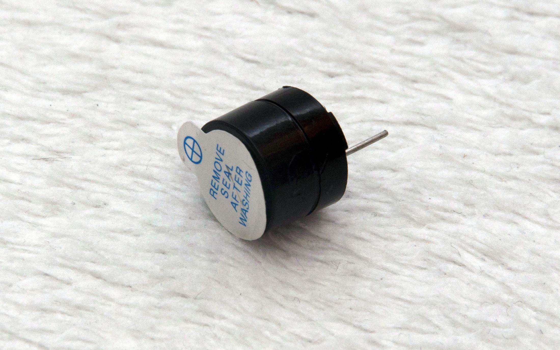 A standard 12 mm piezo buzzer
